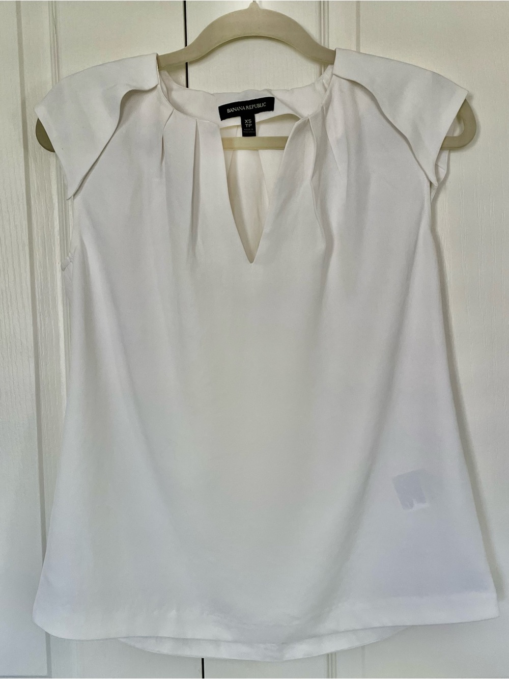 Banana Republic Crisp White Pleat-Front Cap Sleeve Top. Size XS/TP.